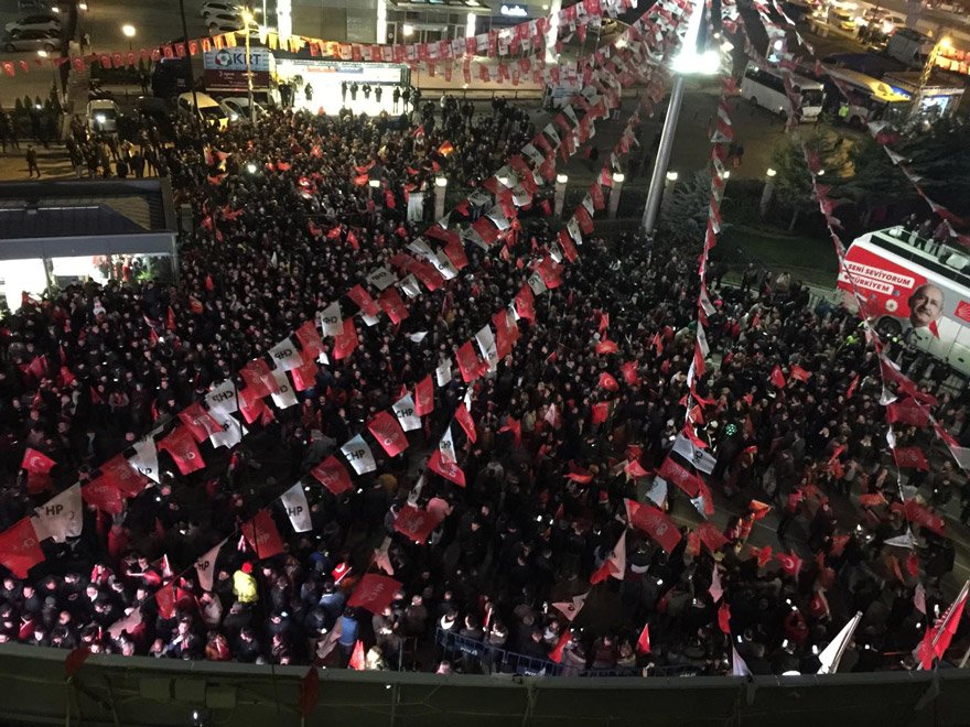 Cumhuriyet Halk Partisi Binası Önünde Yoğun Kalabalık