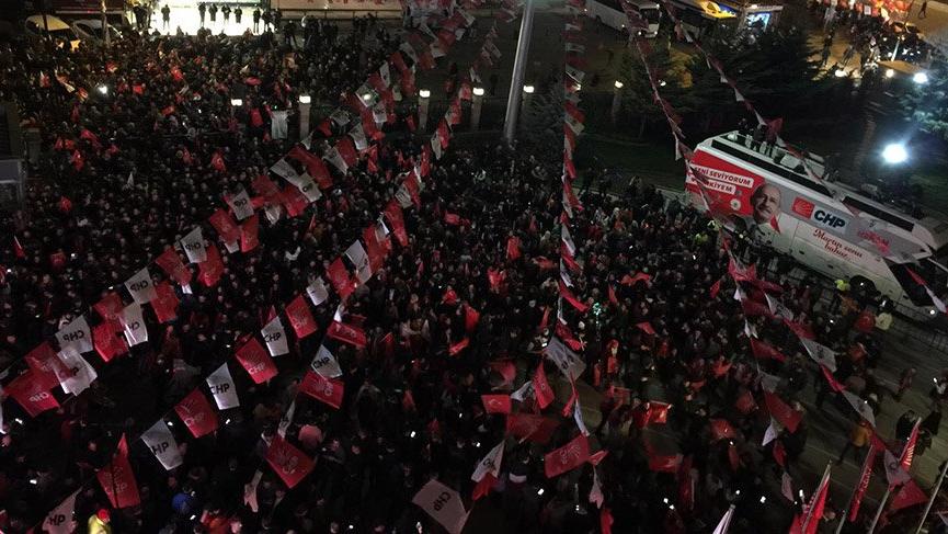 Cumhuriyet Halk Partisi Binası Önünde Yoğun Kalabalık