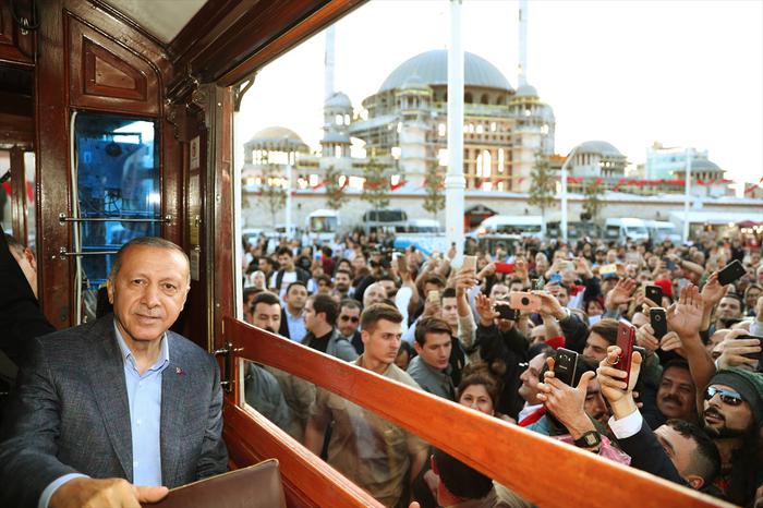 Cumhurbaşkanı Erdoğan, Ak Parti içerisinde YSK kararından rahatsızlık duyanlara kapıyı gösterdi! &quot;Arzu ediyorlarsa istifa etsinler”