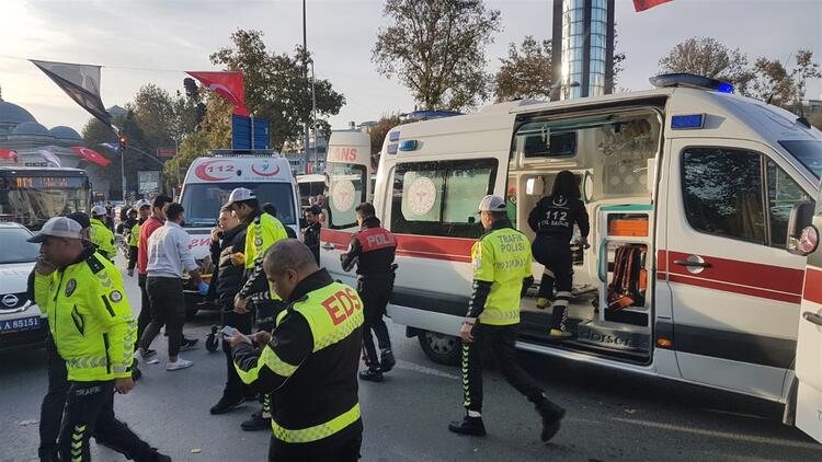 Son Dakika! Beşiktaş Meydanı&#039;nda bir otobüs durağa daldı! 2&#039;si ağır 13 yaralı