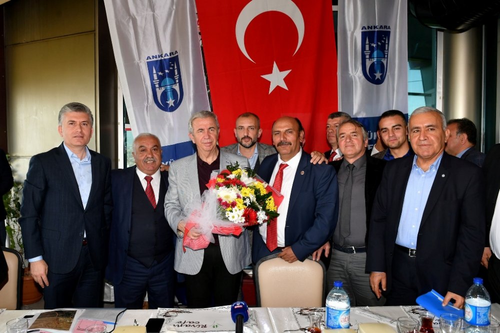 Ankara Büyükşehir Belediye Başkanı Mansur Yavaş muhtarların taleplerini dinledi