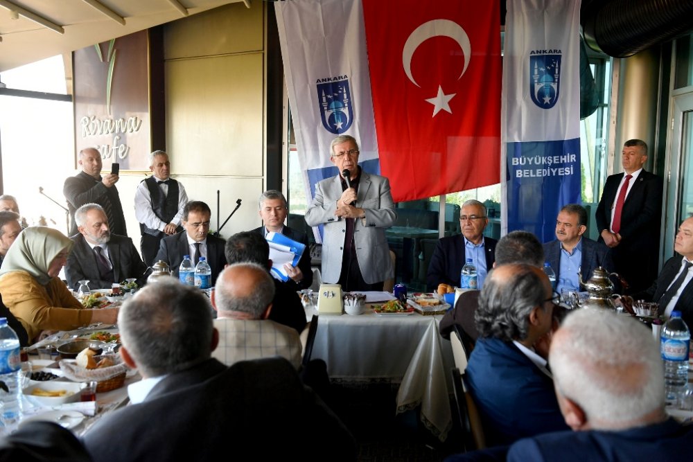 Ankara Büyükşehir Belediye Başkanı Mansur Yavaş muhtarların taleplerini dinledi