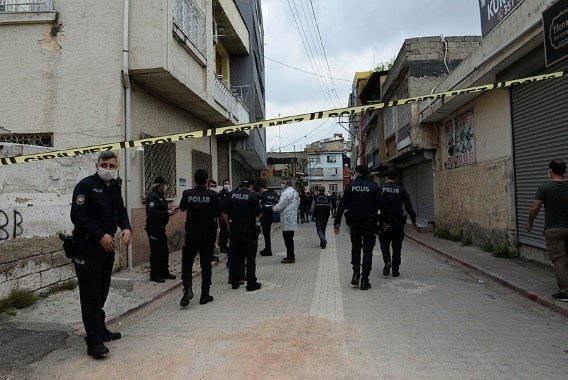 Adana&#039;da Suriyeli bir kişi paniğe neden oldu! Polis vurarak durdurdu!