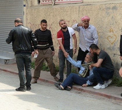 Adana&#039;da Suriyeli bir kişi paniğe neden oldu! Polis vurarak durdurdu!