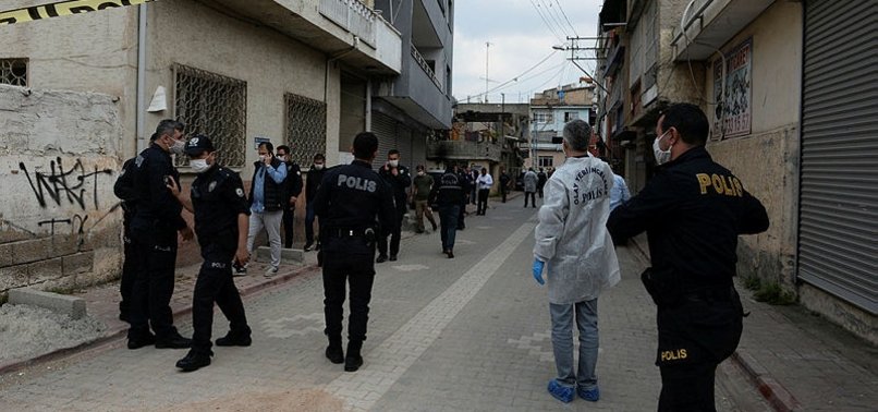 Adana&#039;da Suriyeli bir kişi paniğe neden oldu! Polis vurarak durdurdu!