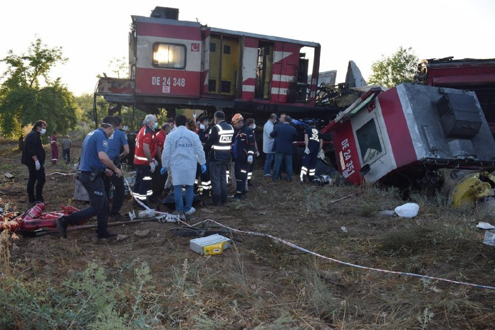 Korkunç tren kazası! Ölü ve yaralılar var