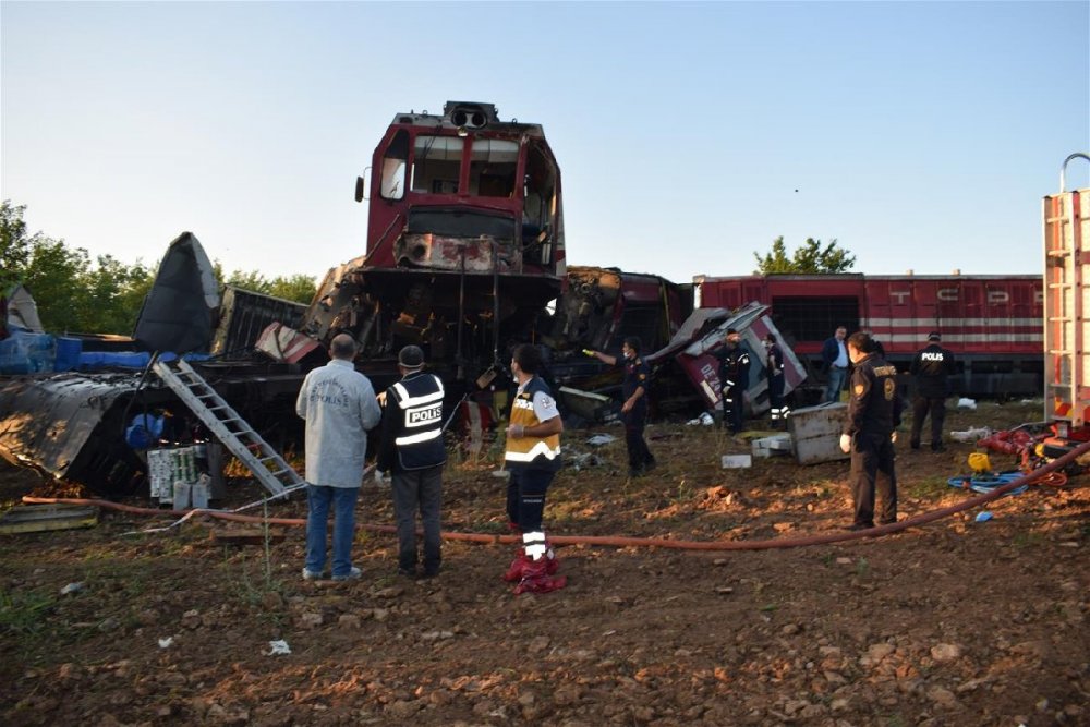 Korkunç tren kazası! Ölü ve yaralılar var